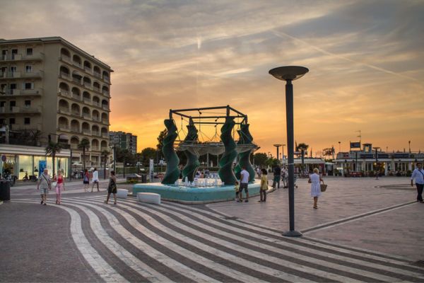 lungomare di riccione al tramonto